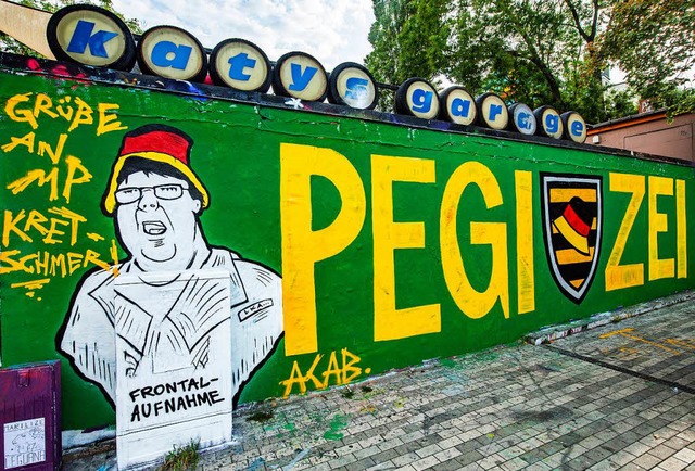 Ein Graffiti mit der Aufschrift &#8222...n ein Kamerateam festgehalten hatten.   | Foto: DPA