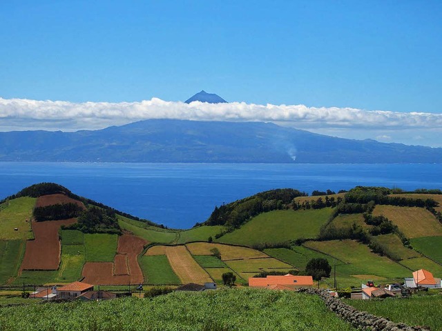 Gepflegte Kulturlandschaft weit vor Eu...Faial, im Hintergrund der  Vulkan Pico  | Foto: franzen