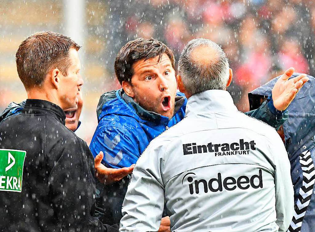 Lars Vossler beschwerte sich bei Eintracht-Coach Hütter; es sollte jedoch nichts bringen. Lars Vossler beschwerte sich bei Eintracht-Coach Hütter; es sollte jedoch nichts bringen.