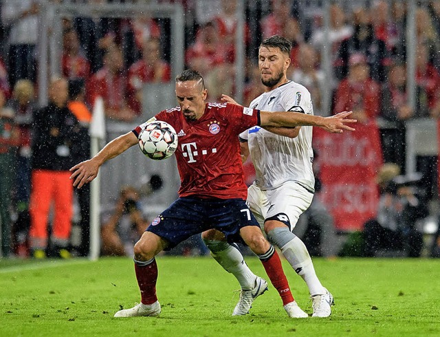 Franck Ribry (rotes Trikot), hier im ...m einen umstrittenen Elfmeter heraus.   | Foto:  DPA