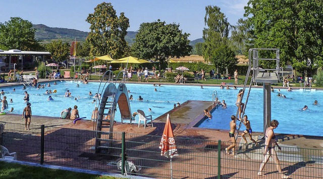 Der lange Sommer bescherte dem Ihringer Kaiserstuhlbad  hohe Besucherzahlen.  | Foto: Christine Weirich