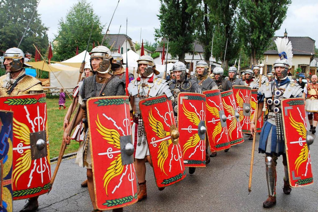 Retro! Legionäre marschieren auf.  | Foto: Thomas Loisl Mink