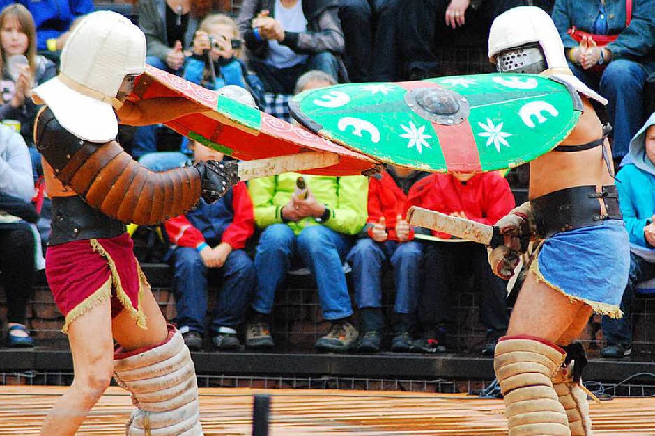 Gladiatoren aus Mailand kämpften im vollbesetzten Theater gegeneinander. (Foto: Thomas Loisl Mink) Gladiatoren aus Mailand kämpften im vollbesetzten Theater gegeneinander. (Foto: Thomas Loisl Mink)