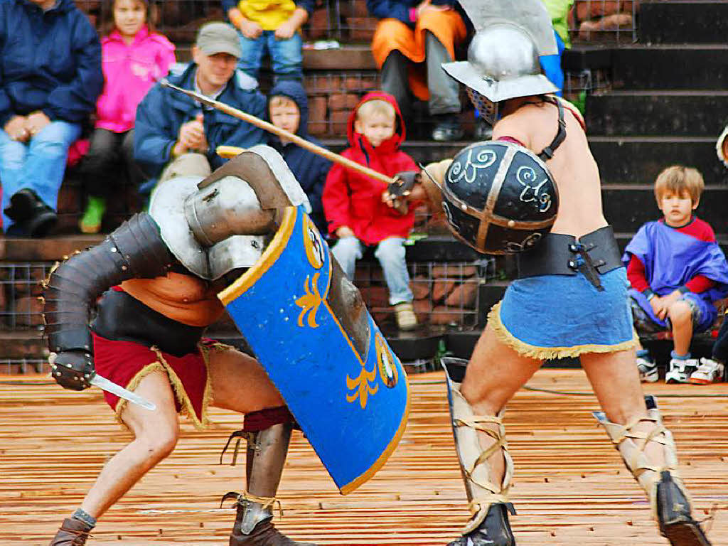 Gladiatoren aus Mailand kmpften im vollbesetzten Theater gegeneinander.