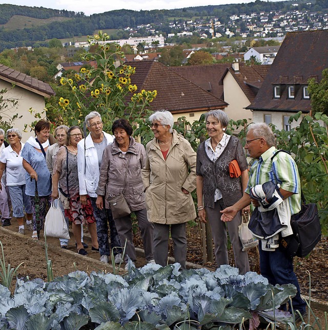 Besonders von den Seniorinnen bestaunt: die alten Bauerngrten mit Gemse    | Foto: Paul Schleer