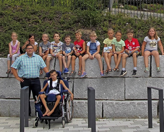 Brgermeister Rafael Mathis und die Kinder vor dem Rathaus   | Foto: Privat