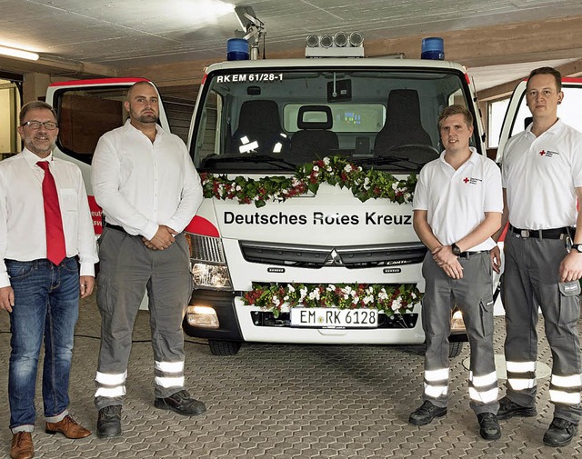 Links: DRK-Ortsverbandsvorsitzender St...novativen Rollwagen des Gertewagens.   | Foto: Helmut Rothermel