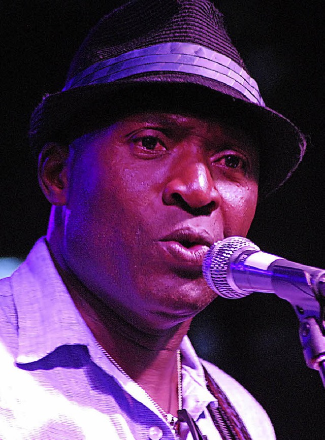 Roland Tchakount verbindet die Musik ...eimat Kamerun mit Elementen des Blues.  | Foto: Thomas Loisl Mink