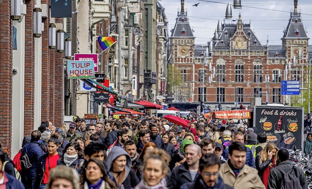Touristen drngeln sich in der Innenstadt von Amsterdam.    | Foto: AFP