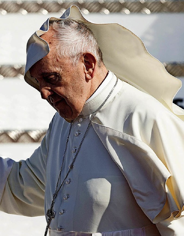 Der Papst im irischen Wind   | Foto: dpa