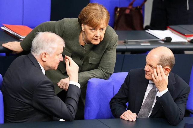 Drei Koalitionre, drei Meinungen: Inn...el (CDU) und Vizekanzler Scholz (SPD)   | Foto: dpa