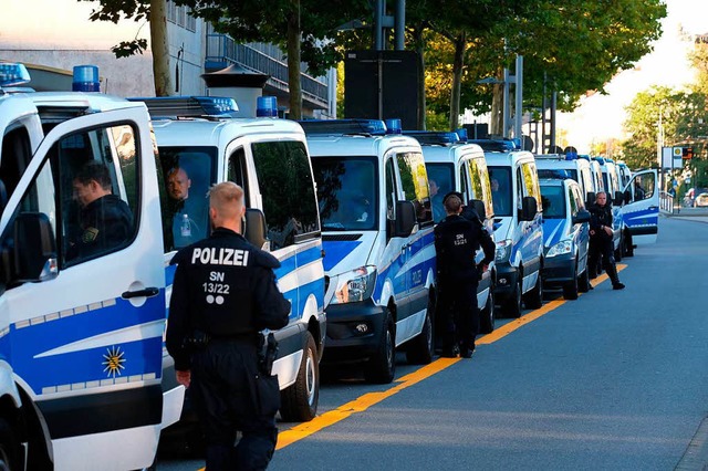 Zahlreiche Polizeiautos stehen am Sonntag in der Chemnitzer Innenstadt.   | Foto: DPA