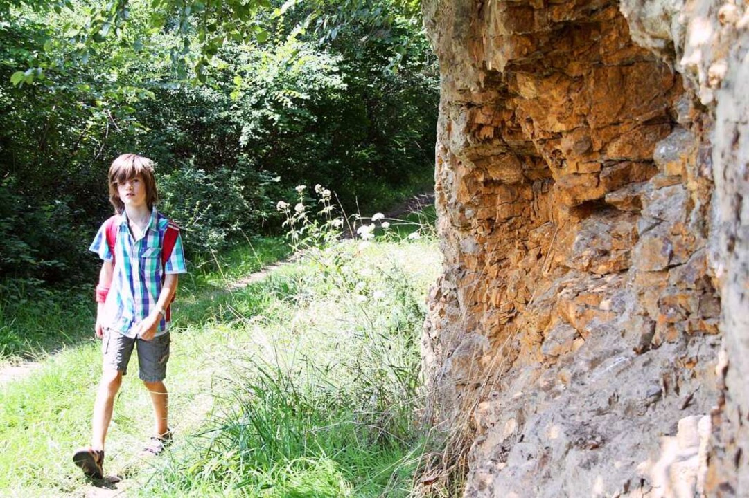 Arvid kommt bei seiner Wanderung entla...en heies Vulkangestein eingedrungen.   | Foto: silvia faller