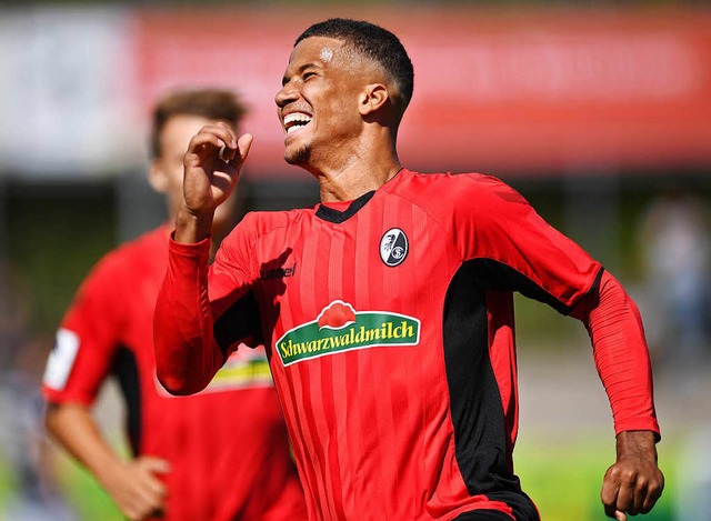 Da hat einer Spa: Chima Okoroji freut...Freiburger Heimsieg im Mslestadion.    | Foto: Patrick Seeger