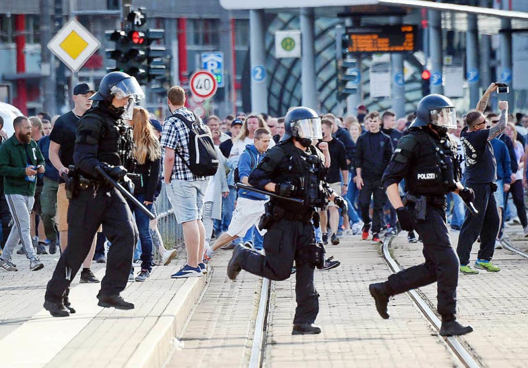 Chemnitz: Politik Verurteilt Hetzjagd Auf Ausländer – Haftbefehle ...