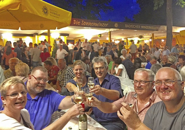 Zum Wohl! Das Weinfest ldt zum geselligen Beisammensein.   | Foto: Badischer Winzerkeller