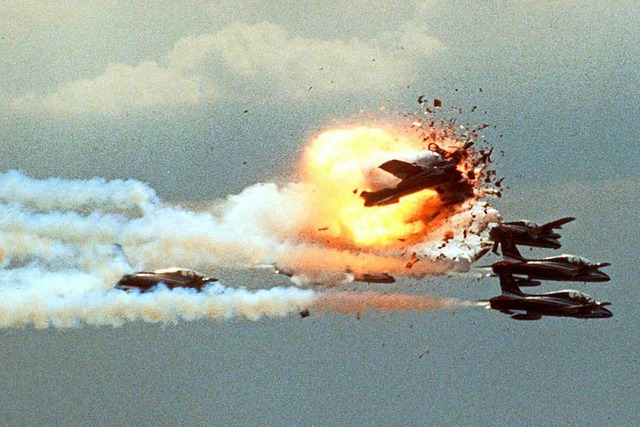 Dieses Archivbild zeigt, wie ein Jet d...nderen Jets kollidiert und explodiert.  | Foto: Fger