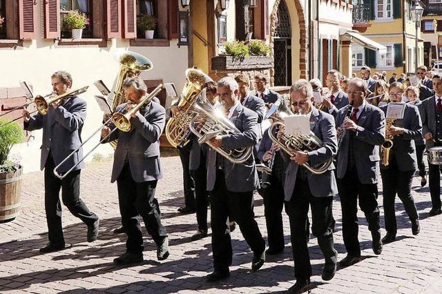 Glubige feiern den heiligen Bartholomus