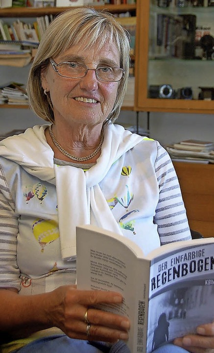 Gerlinde Marquardt mit ihrem ersten selbst verfassten Buch.   | Foto: Wolfgang Beck