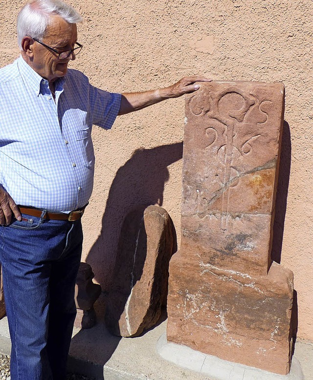 In seinem Hof entdeckte Karl-Heinz Gep... dem Abtsstab des Klosters Schuttern.   | Foto: Ekkehard Klem