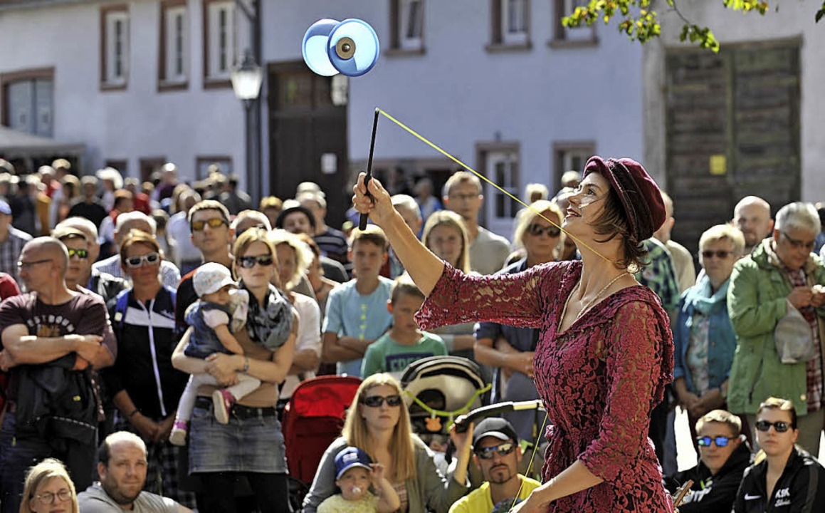 Maria schart  etliche Zuschauer um sich.   | Foto: Roland Sigwart
