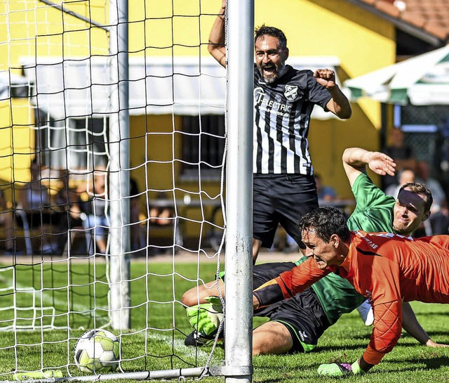 Da braucht es keinen Videoschiedsricht...alentin Ranft streckt sich vergeblich.  | Foto: Gerd Grndl