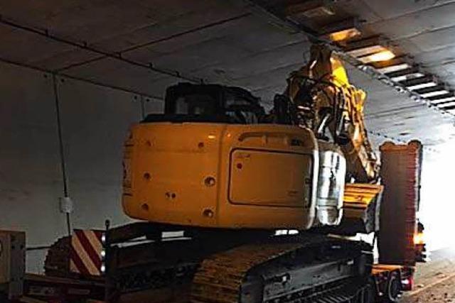 Bagger bleibt im Rappensteintunnel hngen – A 98 fr Tage gesperrt