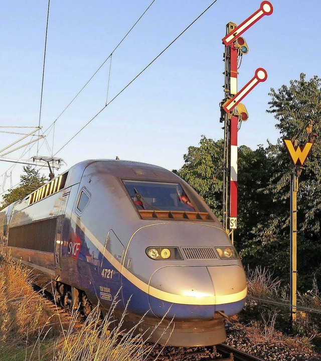 Der TGV im Bahnhof Neuenburg  | Foto: heinz gttlich