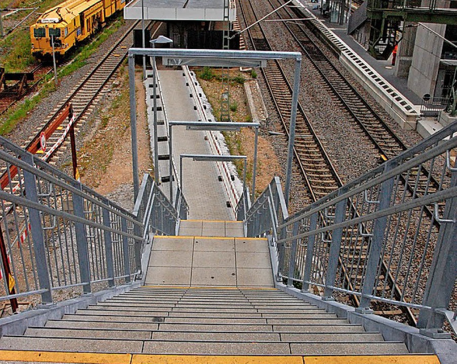 Zu Gleis 8 gibt es keinen Aufzug, nur eine Treppe  | Foto: Frey