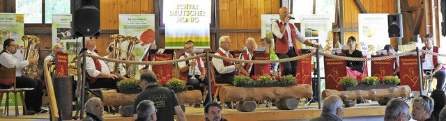 Die Dinkelberger Musikanten brachten S...r Halle beim Imkerfest am Wochenende.   | Foto: Gudrun Gehr