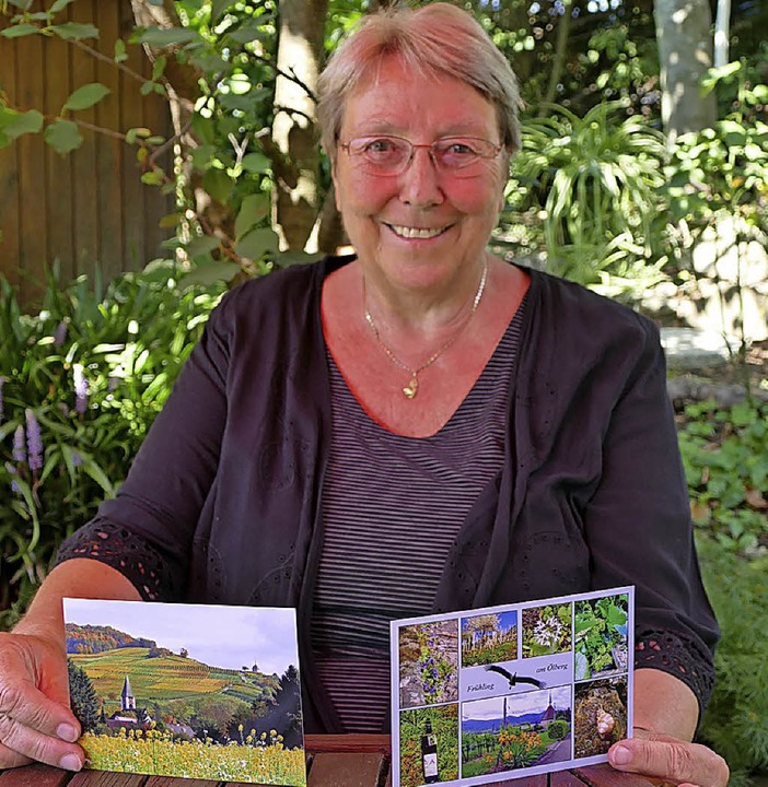 Anne Welk mit zwei der Ansichtskarten von Ehrenkirchen  | Foto: Nikola Vogt