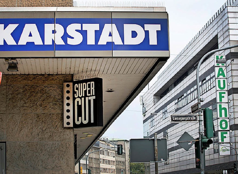 Sowohl Karstadt als auch Kaufhof sind in vielen Städten vertreten.   | Foto: DPA