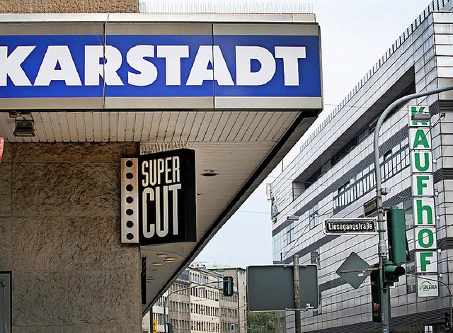 Sowohl Karstadt als auch Kaufhof sind in vielen Stdten vertreten.   | Foto: DPA