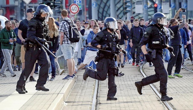 Polizisten eilen am Sonntag durch Chem...mte etwa 800 Demonstranten gegenber.   | Foto: dpa