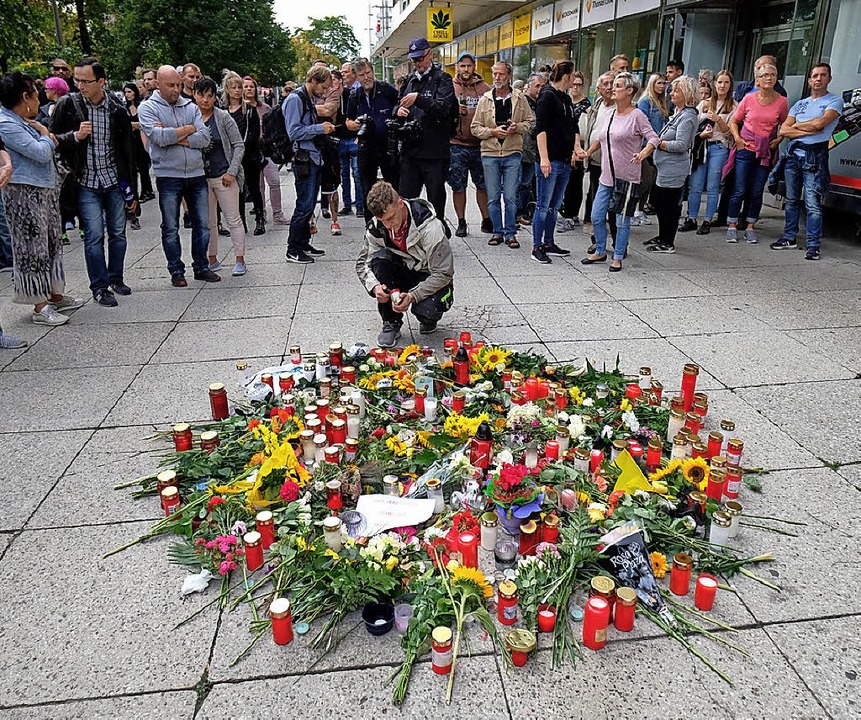Blumen liegen am Montag am Tatort.   | Foto: dpa