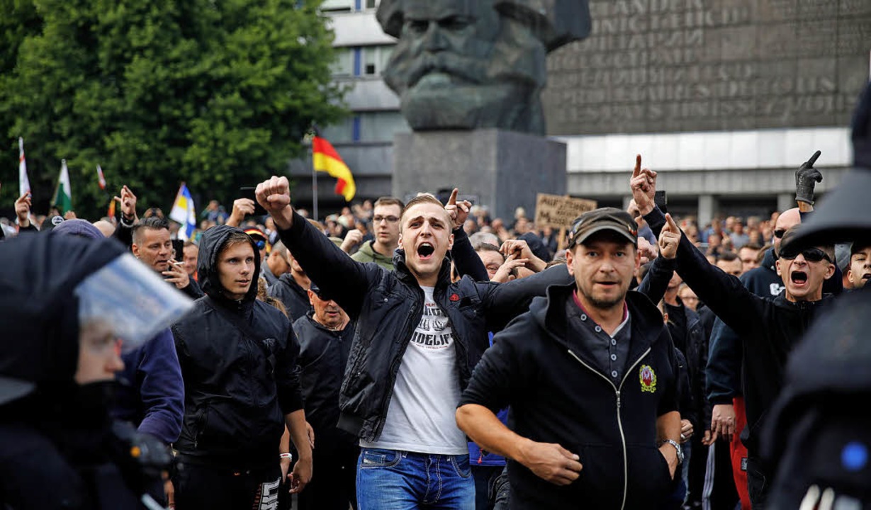 Proteste am Montagabend in Chemnitz unweit des Karl-Marx-Monuments  | Foto: AFP