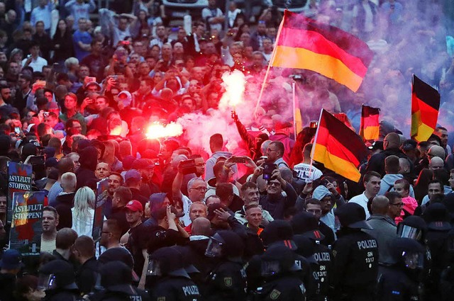 Ausschreitungen bei Protesten in Chemn...yrotechnik wie in den Fuballstadien.   | Foto: dpa
