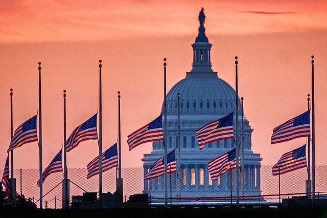 Die Flaggen sind wieder auf Halbmast, ...idersacher McCain ffentlich wrdigen.  | Foto: dpa