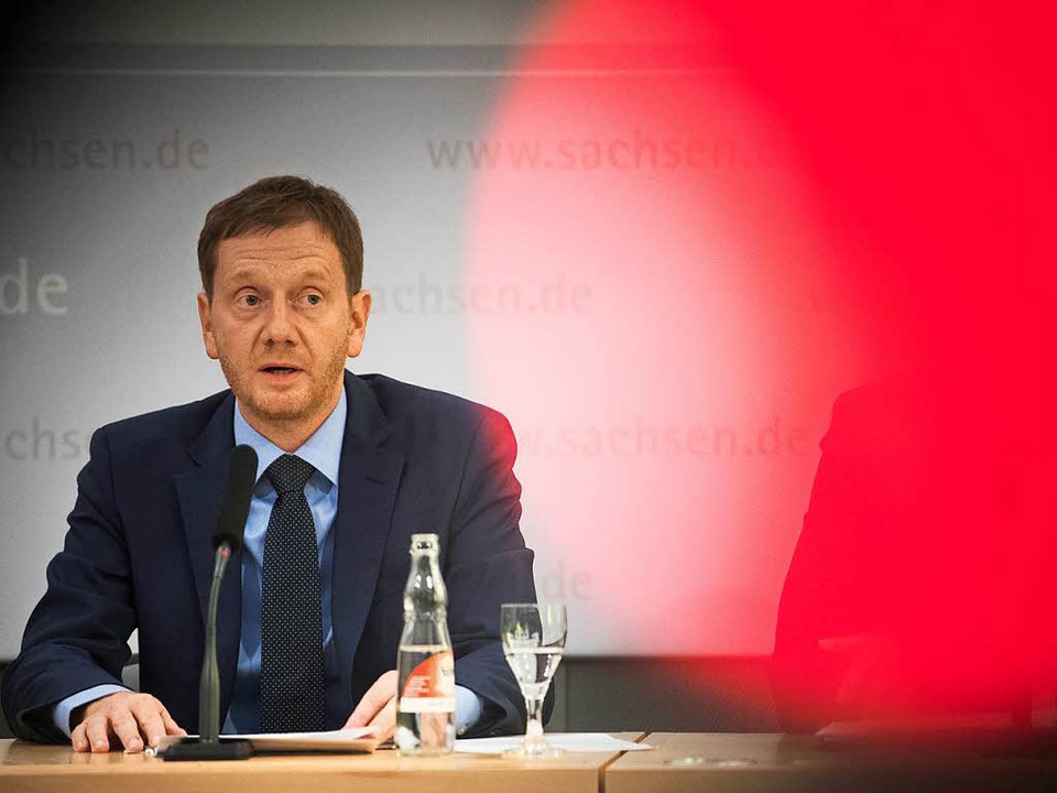 Michael Kretschmer (CDU), Ministerpräs...cht auf der Kabinetts-Pressekonferenz.  | Foto: dpa