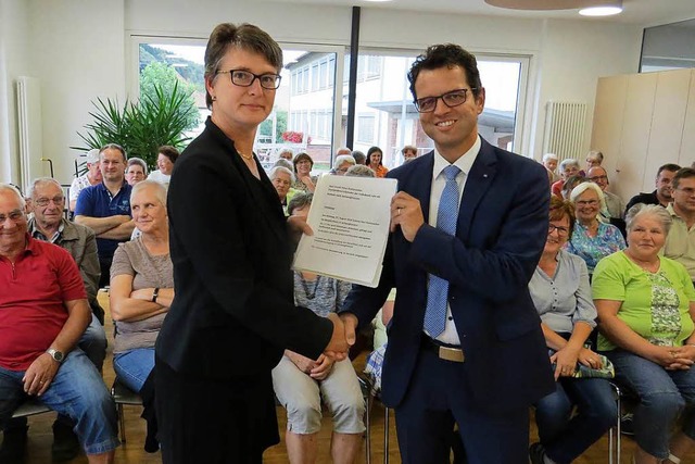 275 Brger protestieren gegen die Schl...rstandsvorsitzenden Peter Rottenecker.  | Foto: Roland Fischer