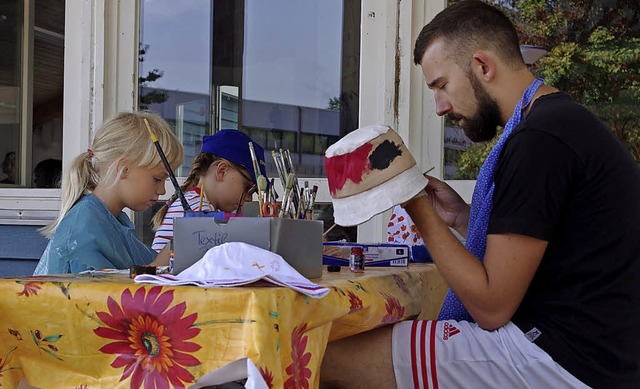 Bei der Ferienaktion bemalten die Kinder auch schattenspendende Hte.  | Foto: Annika Sindlinger