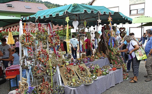 ifriges Treiben auf dem Bauernmarkt der Feuerwehr in Drlinbach  | Foto: Walter Schmidt