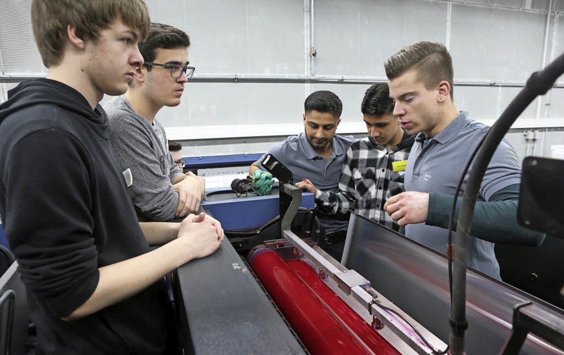 Schüler bei der JobXpedition an der  Druckmaschine der Lahrer Druckerei Kaufmann  | Foto: Christoph Breithaupt