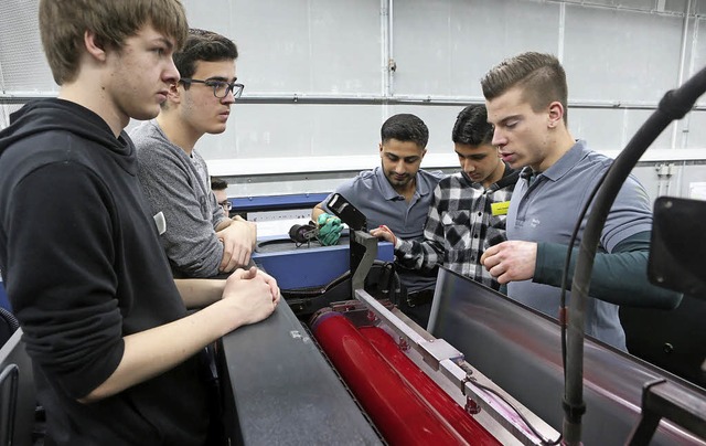 Schler bei der JobXpedition an der  Druckmaschine der Lahrer Druckerei Kaufmann  | Foto: Christoph Breithaupt