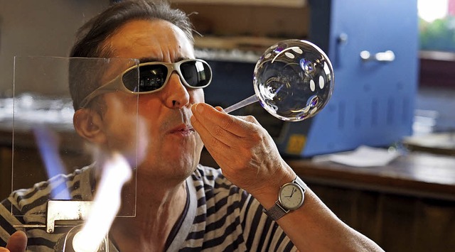 Peter Eckhardt stellt an seinem offenen Brenner eine Glaskugel her.   | Foto: Susanne Gilg