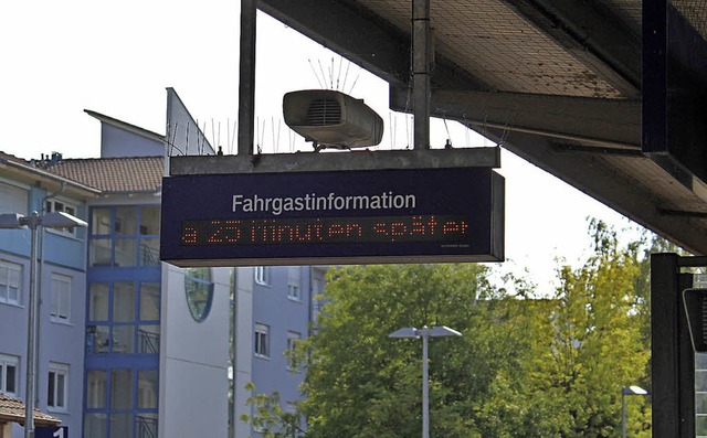 Diesmal waren  es 25 Minuten Versptun...ches Bild auf dem Rheinfelder Bahnhof.  | Foto: Rolf Reimann