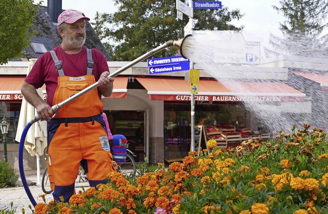 Ewald Saum beim Gieen in Titisee:  Di...das Wasser nur vormittags oder abends.  | Foto: Wendelin Schnitzler