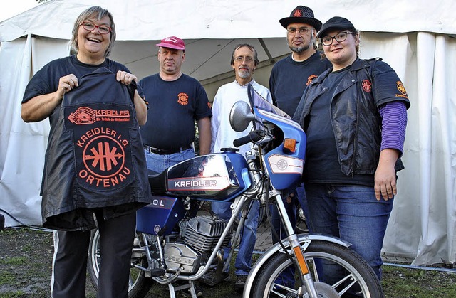Mit Kult-Moped: die Kreidler-Fans Mari...urr, Robert Kern und Ricarda Bnisch.   | Foto: Archivfoto: Robert Ullmann