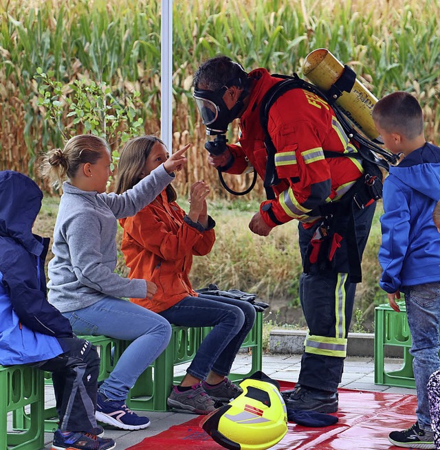 Kinder inspizieren einen Atemschutztrger.   | Foto: Christa Rinklin