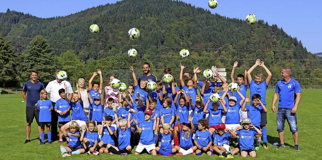 Die jungen Teilnehmer des Fuballcamps...en Kopfmann-Gerwig (hinten von links)   | Foto: Karin Heiss